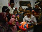 wali-kota-surabaya-tri-rismaharini-saat-berkunjung-ke-rumah-petugas-kpps-yang-meninggal.jpg