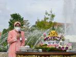 wali-kota-surabaya-tri-rismaharini-saat-menggelar-prosesi-potong-tumpeng.jpg