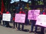 wali-murid-demo-dprd-gresik-menuntut-pendidikan-gratis-dan-bermutu_20160907_164323.jpg