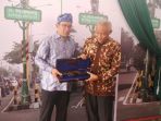 walikota-bandung-ridwan-kamil-kiri-berfoto-bersama-bupati-sleman-sri-purnomo_20171003_181808.jpg