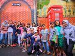 walikota-bogor-bima-arya-bersama-anak-anak-berfoto-di-kampung-tematik-jendela-dunia.jpg