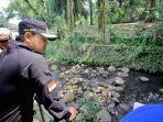 walikota-bogor-bima-arya-saat-meninjau-sungai-ciliwung.jpg