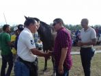 walikota-bukit-tinggi-mramlan-setelah-menyerahkan-piala_20161206_164137.jpg