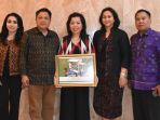walikota-denpasar-terima-penghargaan-moveable-childrens-playgro_20181216_185152.jpg