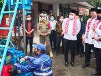 walikota-jakarta-timur-dan-jajaran-melihat-tes-pompa-bor-sumbangan-danone-sn-indonesia.jpg