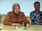 walikota-surabaya-tri-rismaharini-bertandang-ke-markas-tribun_20180113_222027.jpg