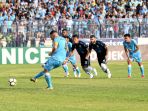 wallace-costa-bikin-gol-penalti_20181202_000325.jpg