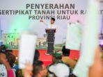 wamen-atrbpn-raja-juli-antoni-saat-membagikan-sertipikat-tanah-di-siak.jpg