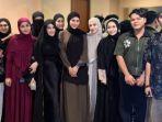 wanda-hara-dan-teman-temannya-di-kajian-ustaz-hanan-attaki.jpg