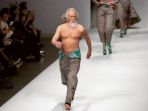 wang-deshun-beraksi-di-atas-catwalk_20170615_233718.jpg