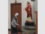 wanita-berhijab-ini-ikut-bersih-bersih-di-gereja-st-lidwina-sleman-aksinya-banjir-pujian_20180212_115505.jpg