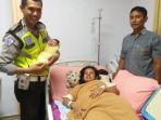 wanita-hamil-ditolong-polisi.jpg