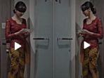 wanita-kebaya-merah-saat-mengecek-kamar-hotel1.jpg