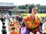 wanita-muda-jepang-menggunakan-kimono-menuju-kuil-todaiji-di-nara-jepang_20151104_072812.jpg
