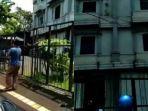 wanita-naik-ke-atas-gedung.jpg