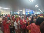 wanita-pakai-kebaya.jpg