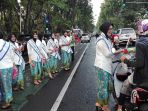 wanita-polisi-bagikan-bunga_20170421_104442.jpg