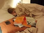 wanita-tertidur-dengan-tumpukan-buku_20171123_092449.jpg