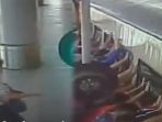 wanita-tua-terjepit-kereta-api-ketika-berusaha-masuk-ke-kereta-yang-melaju_20180609_130008.jpg