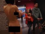 wanita_telanjang_gendong_bayi_di_museum_20150226_180458.jpg