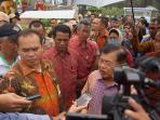 wapres-jk-dan-mentan-amran-saat-hari-pangan-sedunia-di-sumatera-selatan_20151019_091509.jpg