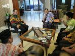 wapres-jk-dan-pedagang_20170501_083511.jpg