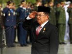 wapres-jk-pimpin-peringatan-hari-pahlawan-di-tmp-kalibata_20151111_001016.jpg