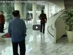 wapres-jusuf-kalla-keluar-ruangan-saat-gempa-guncang-jakarta_20180123_162358.jpg