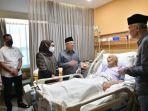 wapresdan-istri-jenguk-kh-ali-yafie.jpg
