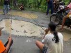 warga-Langkat-melakukan-aksi-mancing-ikan.jpg