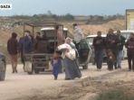 warga-Palestina-dan-truk-bantuan-untuk-bergerak-bebas-melalui-penyeberangan-dari-Gaza-Utara.jpg