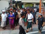 warga-aksi-damai-dukung-polri-jaga-keamanan-pasca-tewasnya-amokrane_20160505_104912.jpg