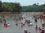 warga-ambil-ikan-di-sungai-yg-kering_20150727_200606.jpg