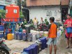 warga-ancol-cari-air-bersih.jpg