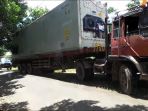 warga-angsau-blokir-truk-kontainer-rajungan_20170406_203658.jpg