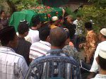 warga-antar-jenazah-Nasrul-ke-pemakaman.jpg