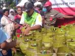 warga-antre-beli-tabung-gas-3-kg_20160622_113606.jpg