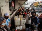 warga-antre-dalam-operasi-pasar-minyak-goreng-di-kota-surabaya_20220218_231216.jpg