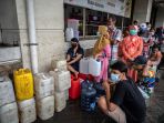 warga-antre-dalam-operasi-pasar-minyak-goreng-di-kota-surabaya_20220218_232151.jpg