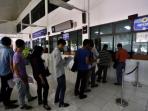 warga-antre-disalah-satu-loket-penerbitan-surat-ijin-mengemudi_20161006_193139.jpg