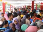 warga-antre-paket-bahan-pokok-murah_20170618_210359.jpg