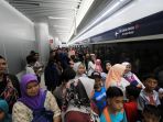 warga-antre-untuk-naik-mrt_20190401_003654.jpg