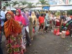 warga-antri-membeli-sembako-di-pasar-palmerah_20200320_134035.jpg