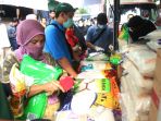 warga-antri-membeli-sembako-di-pasar-palmerah_20200320_134123.jpg