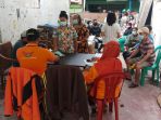 warga-antri-terima-bantuan-sosial-tunai-bst-akhir_20210419_125349.jpg