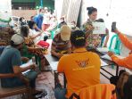 warga-antri-terima-bantuan-sosial-tunai-bst-akhir_20210419_125443.jpg