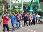 warga-antri-untuk-suntik-vaksin-covid-19-di-tangerang_20210616_095027.jpg