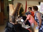 warga-australia-amati-rumah-adat-toraja_20160307_005749.jpg