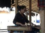 warga-baduy-membuat-tenun.jpg