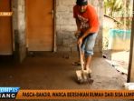 warga-bagli-bersihkan-rumah-pascabanjir_20170218_170441.jpg